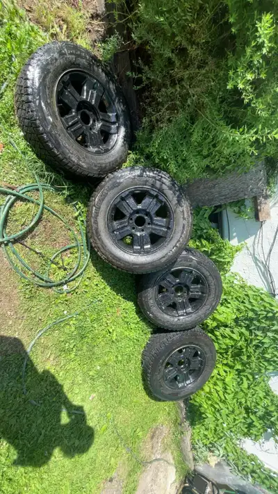 6x139.7 18” Chevy tires with winter tires on them 255/70R18 tread is good, all even wear hold air 2...