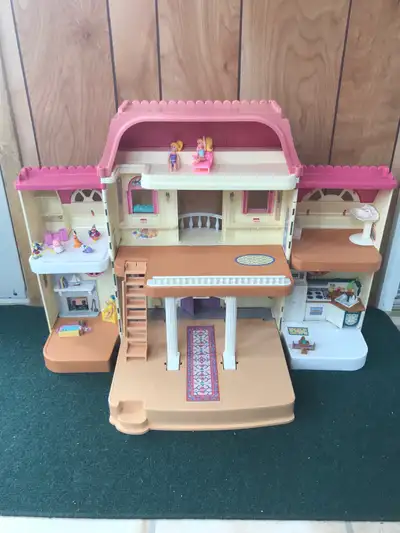 FISHER PRICE DOLLHOUSE