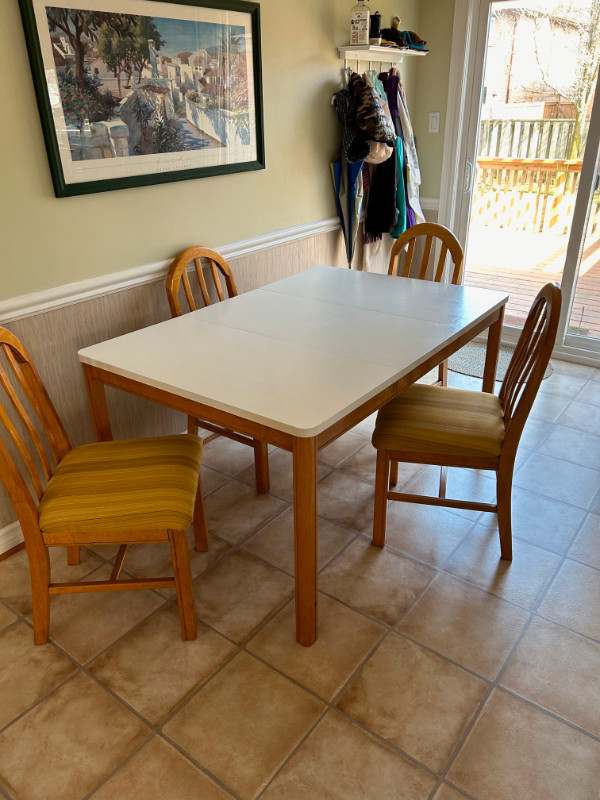 Kitchen Table and Chairs in Dining Tables & Sets in City of Toronto