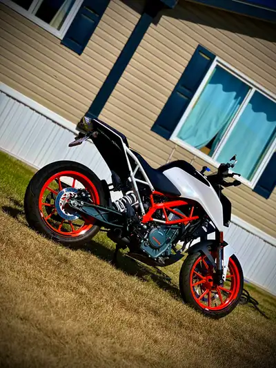 2017 KTM duke 390. Perfect starter bike or just to rip around and have some fun. Works perfect. 7,64...