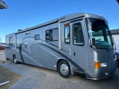 Well maintained 2002 40.5' travel supreme select motorhome with 2 slides (kitchen/living room and be...