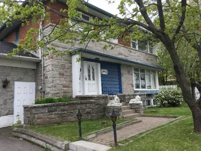 Belle grande chambre en face des galeries Chagnon à partir de 440.00 par mois. Tout près des arrêts...