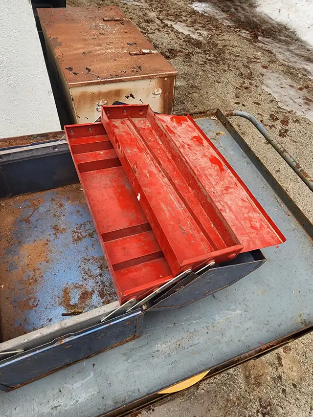 old rusty tool box heavy blue beach 18'' x 10'' x 13'' in Tool Storage & Benches in Oakville / Halton Region - Image 8