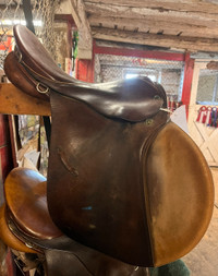 17.5 Medium Wide Stubben Saddle