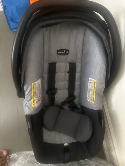 Unused seat for new born baby car seat if any one interested contact me on 6475678517. Price negotia...