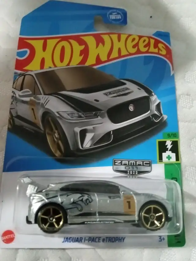 Hot wheels Jaguar i-pace etrophy zamac in Arts & Collectibles in Kapuskasing - Image 2