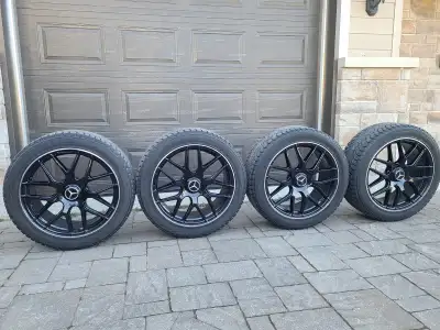 Mags et pneus Nokian Hakkapeliitta 255/45R20 était sur un Mercedes GLC 43 mais fait sur un GLC 300