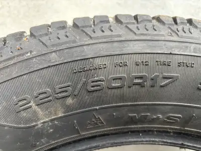2 PNEUS D'HIVER 225/60R17 GOOD YEAR 2 WINTER TIRES GOOD YEA 225 60 R17 chaque / each 35$