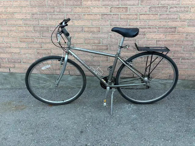 trek Multitrack 700 in Cruiser, Commuter & Hybrid in Kitchener / Waterloo - Image 2