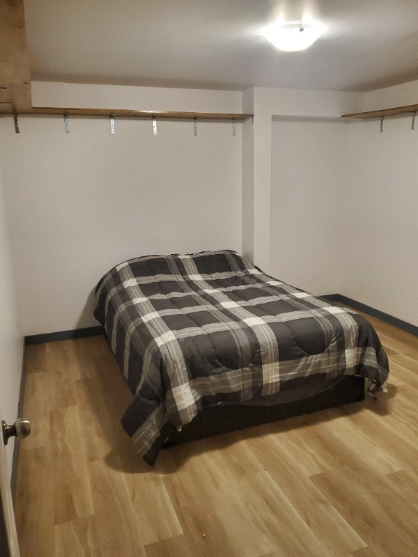 Room for Rent. 200 Weekly or 600 monthly. Room Rentals & Roommates