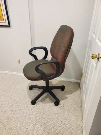 Very comfortable - ergonomic office chair - offers several sitting and height positions. In good con...