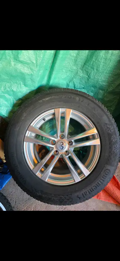 Complete set of winter tires pkg Of from 2020 Infiniti QX60. Tires rims perfect shape