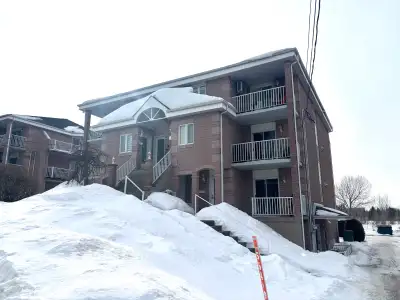 À vendre – Condo spacieux au 667 rue Alexandre-Mignault, Sherbrooke Découvrez ce magnifique condo de...