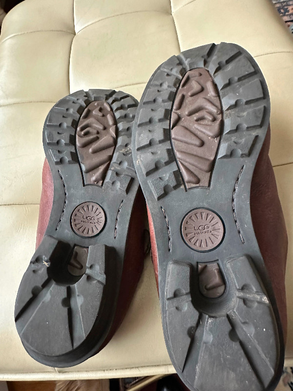 Uggs women’s slippers dans Femmes - Chaussures  à Ville de Montréal - Image 3