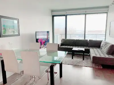Disponible à partir du 1er juillet 2026 Condo de luxe au 5e étage avec piscine intérieur/extérieur,...