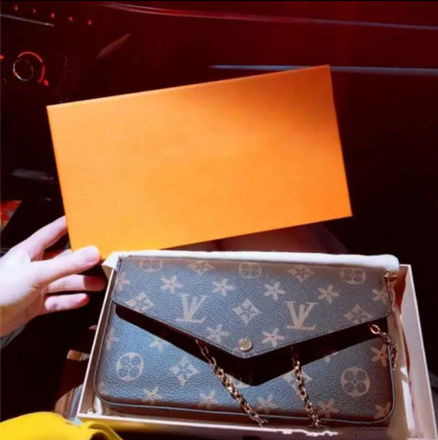  Louis Vuitton purse in Women's - Bags & Wallets in Mississauga / Peel Region - Image 2