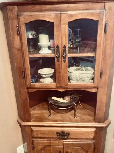 Armoire en chêne de coin. Hauteur 69 po. Façade 32 po Chaque côté 23.5 po. Impeccable. L’armoire se...