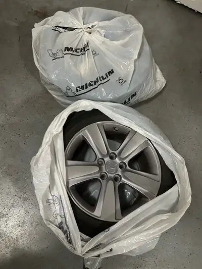 Acura MDX winter tire with OEM rims.. comes with tpms… can be used in other Honda any 5x120mm.. used...