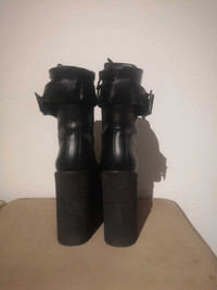Size 7 womens rave boots 