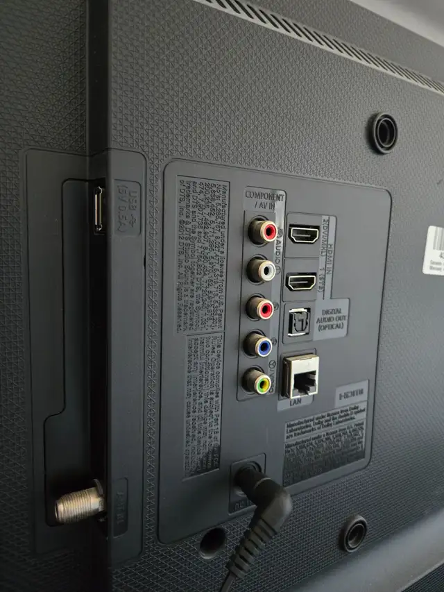 32" Samsung Smart TV in TVs in City of Montréal - Image 3