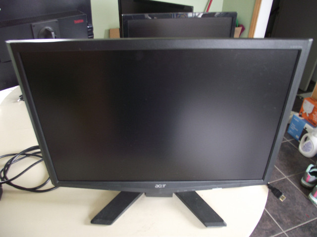 Several Computer Monitors in Monitors in Windsor Region