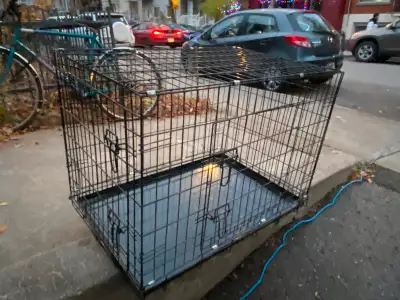 Steel Pet Crate Animal Cage Dog Cat Etc. 37"Lx26"H x23"W Approx. Robust Cage D'Animaux. Chien, Chat....