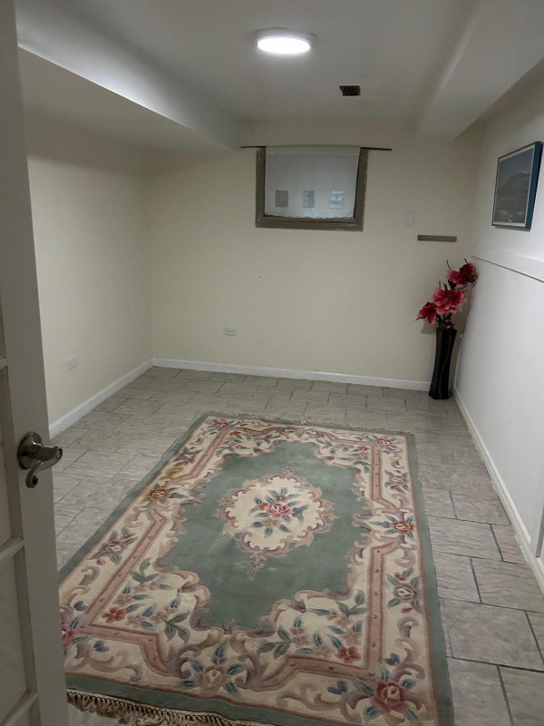 LARGE ROOM FOR RENT !! CLOSE TO CENTENNIAL COLLEGE, MALL Room Rentals