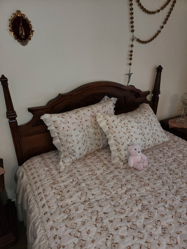 Beautiful complete bedroom set mint condition  in Dressers & Wardrobes in Mississauga / Peel Region