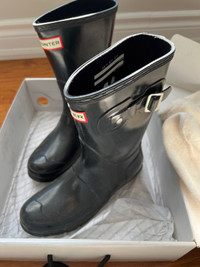 Women’s short black glossy hunter boots size EU37 US 6