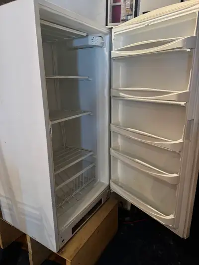 Équipement divers à vendre pour café restaurant.