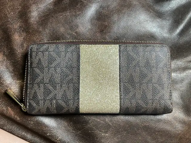MICHAEL KORS WALLET in Women's - Bags & Wallets in Barrie - Image 3