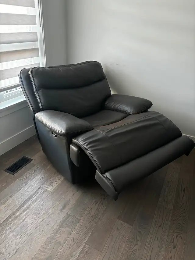 Furniture in Chairs & Recliners in Delta/Surrey/Langley - Image 2