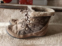 Columbia Winter Boots Size 8 (Women) Great condition