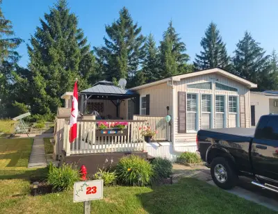 Northlander Park Model Trailer (2000) in desirable Green Acre Park in Waterloo. Rare 14 ft wide x 36...