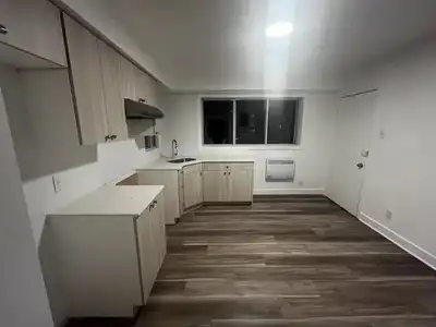 À Louer - Grand 4½ à Laval Loyer : $1,450 par mois. Spacieux 4½ (750 pi.ca) au 1e étage d’un immeubl...