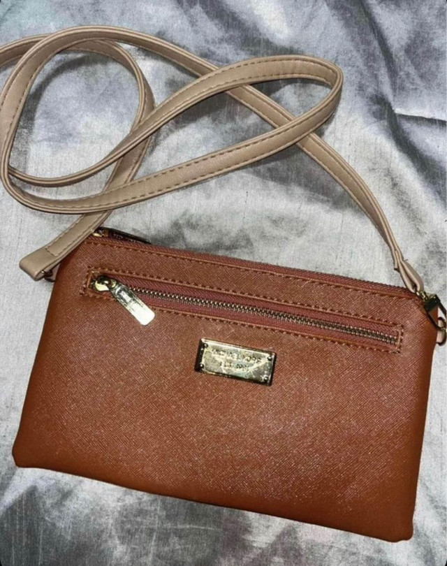 MICHEAL KORS CROSSBODY PURSE.  dans Femmes - Sacs et portefeuilles  à Ouest de l’Île