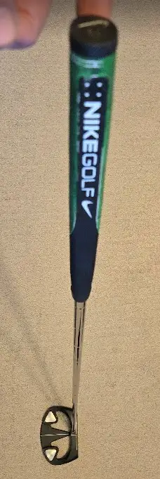 Fer droit Nike OZ-4 à tige centrale de type "mallet". Convient parfaitement aux golfeurs qui cherche...
