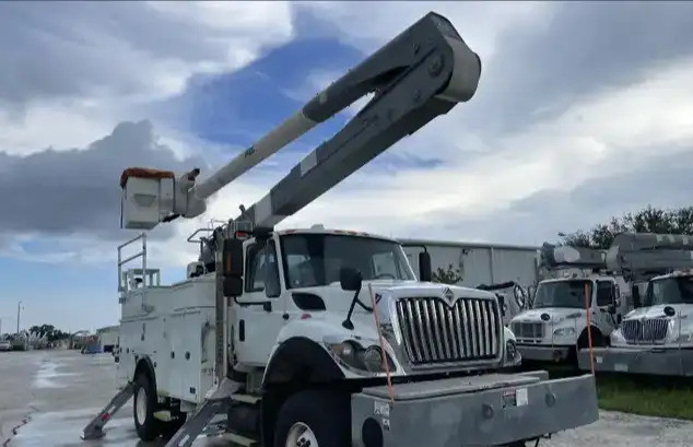 2014 International Altec AA55-MH Material Handling Bucket Truck in Other in Peterborough - Image 2