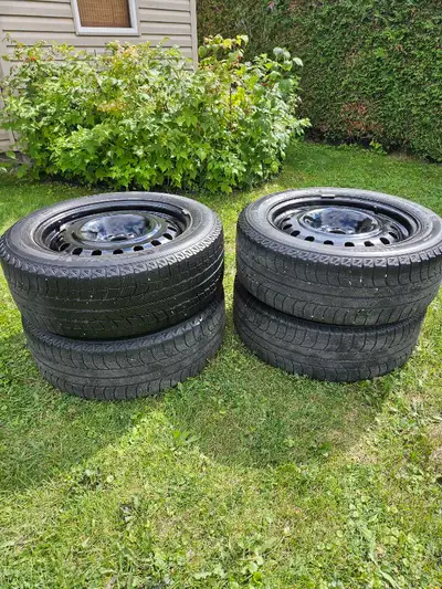Pneus d'hiver avec jantes en acier Michelin Latitude X-Ice 235 55 r18. Bons pour encore 1-2 hivers....