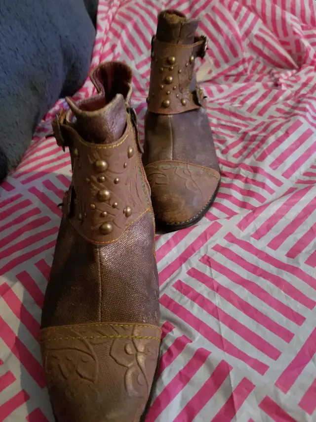 Dress up Boots in Women's - Shoes in Norfolk County - Image 3