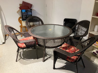 set de patio avec 6 chaises