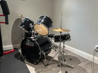 Used drum set Would be great for a beginner just learning Come with two sets of sticks 7 piece set +...