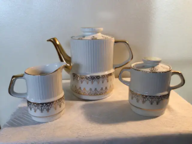 Gibson, England Tea Pot/Cream/Sugar in Arts & Collectibles in Edmonton - Image 8