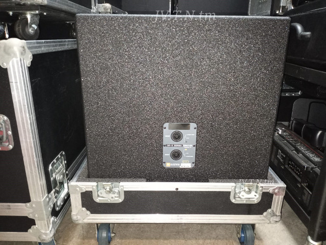 Pair JBL SR 4718X Subwoofers with Road Cases dans Matériel audio professionnel  à Ville de Montréal - Image 2