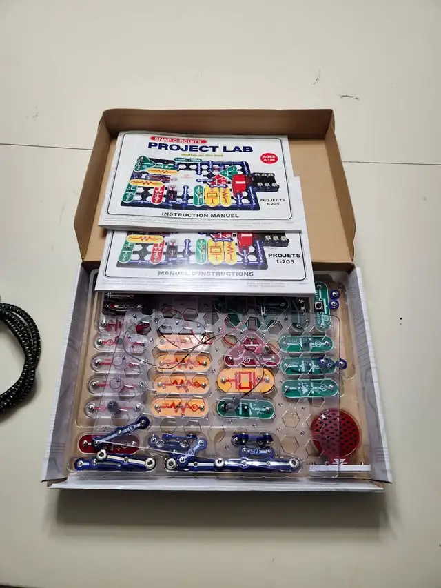 Snap Circuits Electronics Discovery Kit in Toys & Games in Calgary - Image 2