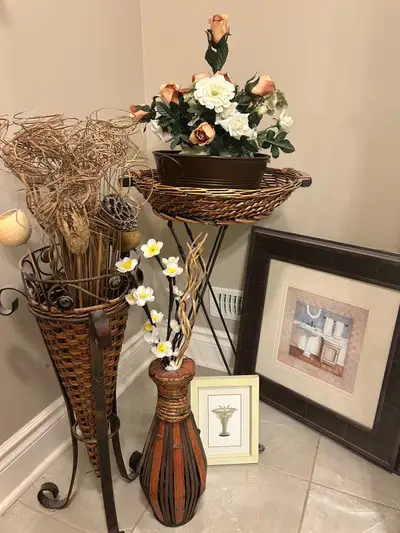 Beautiful bathroom decor all for 50.00 location Strathroy cash pick up only all ads are available th...