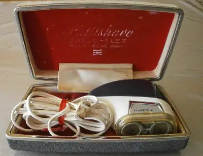 Speed-Flex Electric Shaver Philips made in Holland during the 50's. Original condition and perfect w...