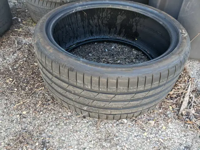 1 x 235/35r19 Hankook Ventus S1 Evo3 summer performance tire  in Tires & Rims in Hamilton - Image 4