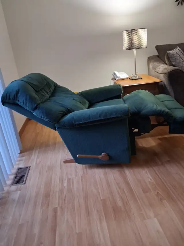 For Sale Quality Lazy Boy Recliner $500 (519 443 7965) in Couches & Futons in Norfolk County - Image 5