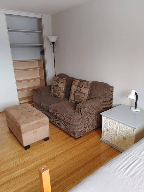 Master Bedroom in Bayshore Area Available Now Smoker Friendly Room